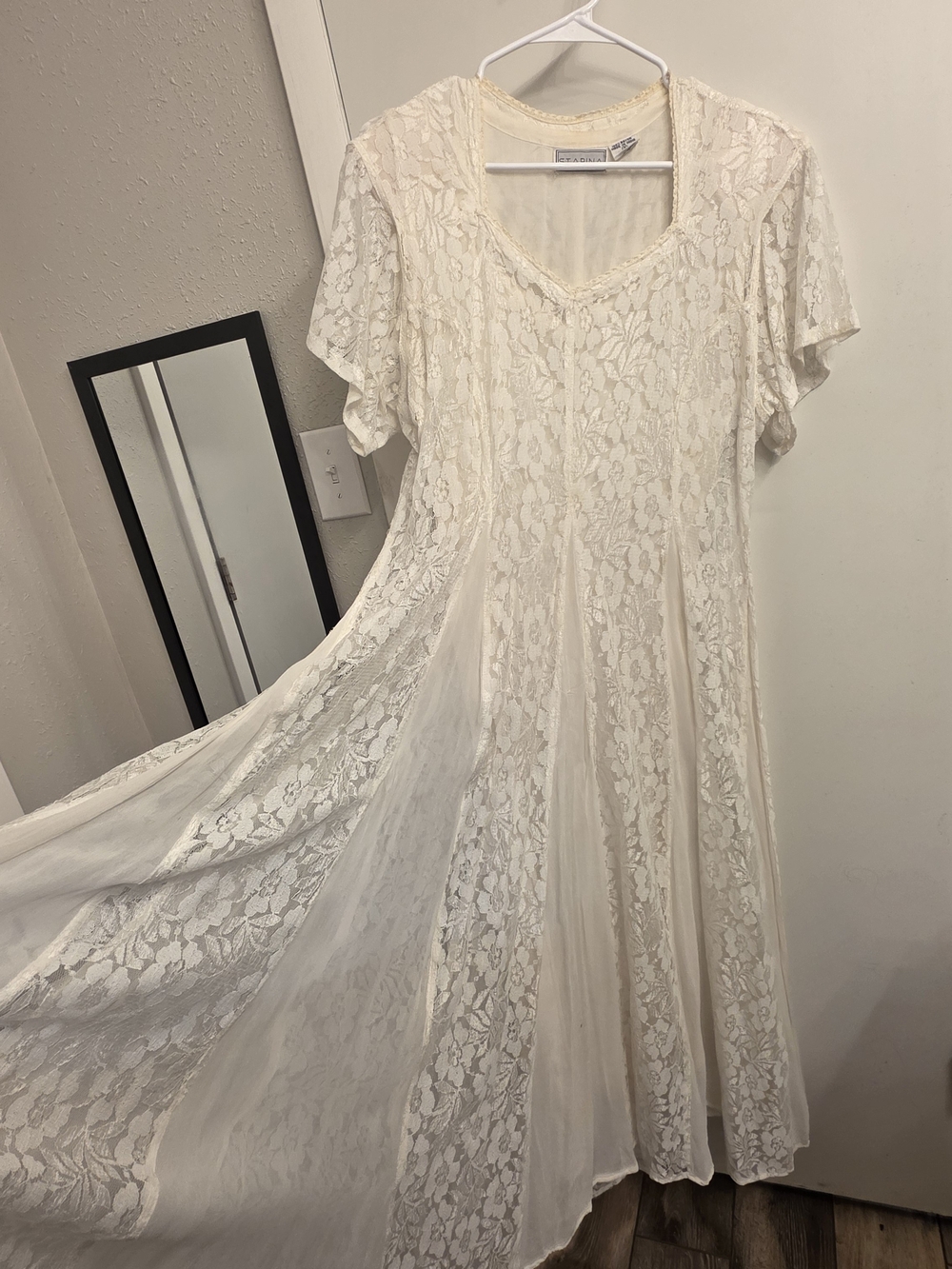 Vintage-Inspired Cream Lace Midi Dress - Starina